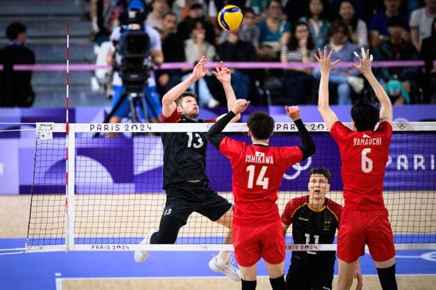 27.07.2024, Paris, Arena Paris Süd Volleyball, Olympische Spiele, Vorrunde, Deutschland (GER) vs. Japan (JPN) Ruben Schott ( 13 GER) - Doppelblock Block Yuki Ishikawa ( 14 JPN), Akihiro Yamauchi ( 6 JPN)
