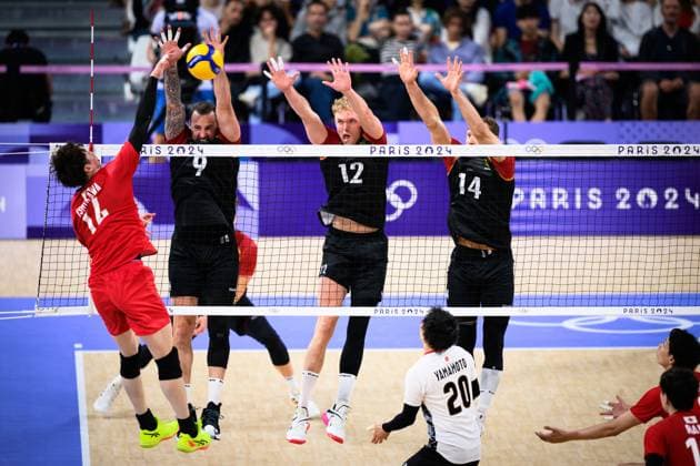 27.07.2024, Paris, Arena Paris Süd Volleyball, Olympische Spiele, Vorrunde, Deutschland (GER) vs. Japan (JPN) Angriff Yuki Ishikawa ( 14 JPN) - Dreierblock Block Georg Grozer ( 9 GER), Anton Brehme ( 12 GER), Moritz Karlitzek ( 14 GER)