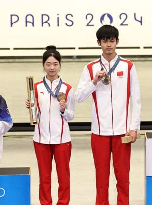 (240727) -- CHATEAUROUX, July 27, 2024 -- Gold medalists Huang Yuting (L) Sheng Lihao of China pose for photos during the awarding ceremony after the 10m air rifle mixed team gold medal match of shooting at the Paris 2024 Olympic Games, Olympische Spiele, Olympia, OS in Chateauroux, France, on July 27, 2024. Zhang Fan) (PARIS2024)FRANCE-CHATEAUROUX-SHOOTING-10M AIR RIFLE MIXED TEAM-AWARDING CEREMONY zhangfan 