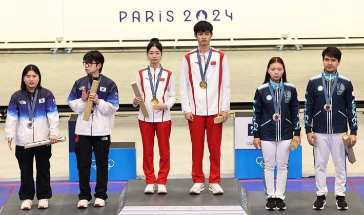 (240727) -- CHATEAUROUX, July 27, 2024 -- Silver medalists Keum Jihyeon Park Hajun of South Korea, gold medalists Huang Yuting Sheng Lihao of China and bronze medalists Alexandra Le Islam Satpayev of Kazakhstan (L to R) pose for photos during the awarding ceremony after the 10m air rifle mixed team gold medal match of shooting at the Paris 2024 Olympic Games, Olympische Spiele, Olympia, OS in Chateauroux, France, on July 27, 2024. Zhang Fan) (PARIS2024)FRANCE-CHATEAUROUX-SHOOTING-10M AIR RIFLE MIXED TEAM-AWARDING CEREMONY zhangfan 
