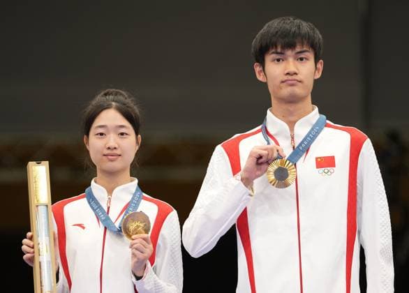 (240727) -- CHATEAUROUX, July 27, 2024 -- Huang Yuting (L) Sheng Lihao of China pose for photos during the awarding ceremony after the 10m air rifle mixed team gold medal match of shooting at the Paris 2024 Olympic Games, Olympische Spiele, Olympia, OS in Chateauroux, France, on July 27, 2024. Ju Huanzong) (PARIS2024)FRANCE-CHATEAUROUX-SHOOTING-10M AIR RIFLE MIXED TEAM-AWARDING CEREMONY juhuanzong 