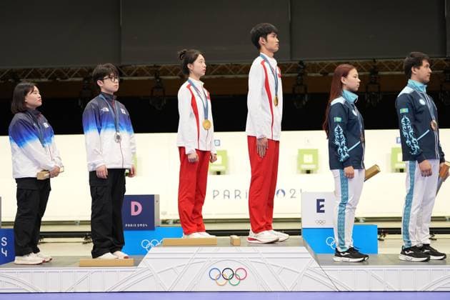 (240727) -- CHATEAUROUX, July 27, 2024 -- Keum Jihyeon Park Hajun of South Korea, Huang Yuting Sheng Lihao of China and Alexandra Le Islam Satpayev of Kazakhstan (L to R) are seen during the awarding ceremony after the 10m air rifle mixed team gold medal match of shooting at the Paris 2024 Olympic Games, Olympische Spiele, Olympia, OS in Chateauroux, France, on July 27, 2024. Ju Huanzong) (PARIS2024)FRANCE-CHATEAUROUX-SHOOTING-10M AIR RIFLE MIXED TEAM-AWARDING CEREMONY juhuanzong 