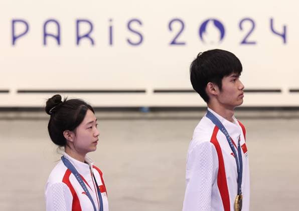 (240727) -- CHATEAUROUX, July 27, 2024 -- Gold medalists Huang Yuting (L) Sheng Lihao of China attend the awarding ceremony after the 10m air rifle mixed team gold medal match of shooting at the Paris 2024 Olympic Games, Olympische Spiele, Olympia, OS in Chateauroux, France, on July 27, 2024. Zhang Fan) (PARIS2024)FRANCE-CHATEAUROUX-SHOOTING-10M AIR RIFLE MIXED TEAM-AWARDING CEREMONY zhangfan 