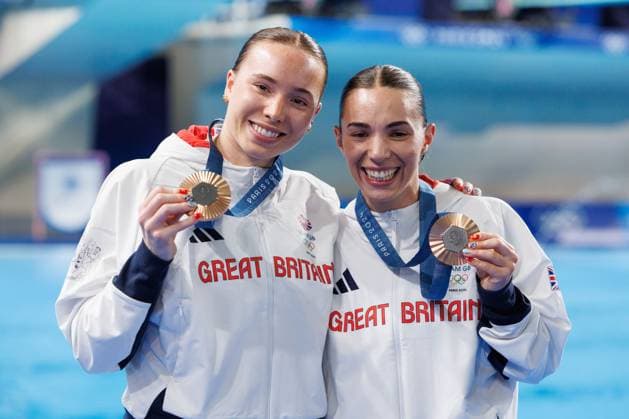 Yasmin Harper and Scarlett Mew Jenson of Great Britain with their Bronze medals after finishing 3rd in the Women s Synchronised 3m Springboard Final. Paris 2024 Olympic Games, Olympische Spiele, Olympia, OS Day One, Paris, France - 27 Jul 2024  Copyright: xRyanxBrowne Shutterstockx 14604200e