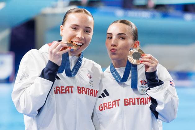 Yasmin Harper and Scarlett Mew Jenson of Great Britain with their Bronze medals after finishing 3rd in the Women s Synchronised 3m Springboard Final. Paris 2024 Olympic Games, Olympische Spiele, Olympia, OS Day One, Paris, France - 27 Jul 2024  Copyright: xRyanxBrowne Shutterstockx 14604200d