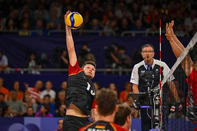 Olympische Spiele (Volleyball: GER vs JPN); Paris 27.07.2024 Paris 2024, Olympia, Volleyball, South Paris Arena, Männer, Deutschland (in Schwarz) gegen Japan (in Rot); Ruben Schott, Copyright: xBEAUTIFULxSPORTS TomxBlochx