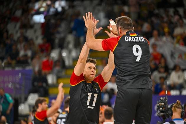 Olympische Spiele (Volleyball: GER vs JPN); Paris 27.07.2024 Paris 2024, Olympia, Volleyball, South Paris Arena, Männer, Deutschland (in Schwarz) gegen Japan (in Rot); Georg Gyorgy Grozer, 9, jubelt mit, 11 Lukas Kampa Copyright: xBEAUTIFULxSPORTS TomxBlochx