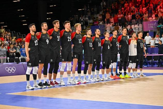 Olympische Spiele (Volleyball: GER vs JPN); Paris 27.07.2024 Paris 2024, Olympia, Volleyball, South Paris Arena, Männer, Deutschland (in Schwarz) gegen Japan (in Rot); Team Germany während Hymne, Copyright: xBEAUTIFULxSPORTS TomxBlochx