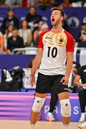 Olympische Spiele (Volleyball: GER vs JPN); Paris 27.07.2024 Paris 2024, Olympia, Volleyball, South Paris Arena, Männer, Deutschland (in Schwarz) gegen Japan (in Rot); Julian Zenger, Copyright: xBEAUTIFULxSPORTS TomxBlochx