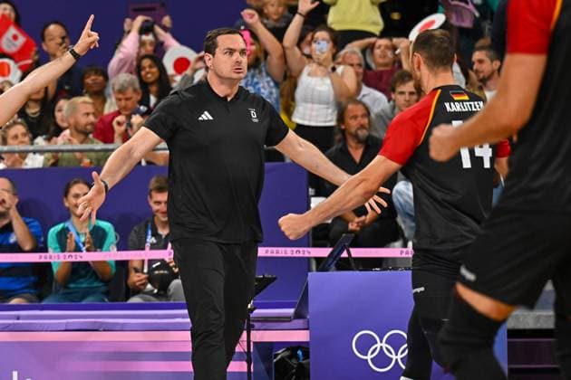 Olympische Spiele (Volleyball: GER vs JPN); Paris 27.07.2024 Paris 2024, Olympia, Volleyball, South Paris Arena, Männer, Deutschland (in Schwarz) gegen Japan (in Rot); Co-Trainer Thomas Bob Ranner mit 14 Moritz Karlitzek, Copyright: xBEAUTIFULxSPORTS TomxBlochx
