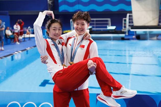 Yani Chang and Yiwen Chen with their Gold medals after finishing 1st in the Women s Synchronised 3m Springboard Final. Paris 2024 Olympic Games, Olympische Spiele, Olympia, OS Day One, Paris, France - 27 Jul 2024  Copyright: xRyanxBrowne Shutterstockx 14604200j