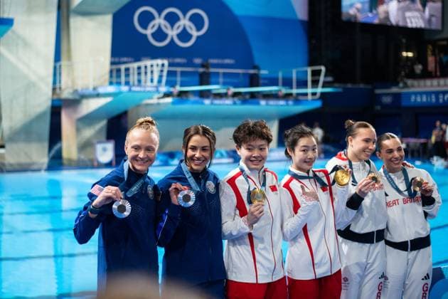 BACON Sarah, COOK Kassidy (USA), CHANG Yani, CHEN Yiwen (Volksrepublik China), HARPER Yasmin, MEW JENSEN Scarlett (Großbritannien) bei der Siegerehrung auf dem Podium, FRA, Olympische Spiele Paris 2024, Turmspringen, 3 Meter Synchronspringen Damen, Finale, 27.07.2024 FRA, Olympische Spiele Paris 2024, Turmspringen, 3 Meter Synchronspringen Damen, Finale, 27.07.2024 Paris Copyright: xEibner-Pressefoto Memmlerx EP_MMR