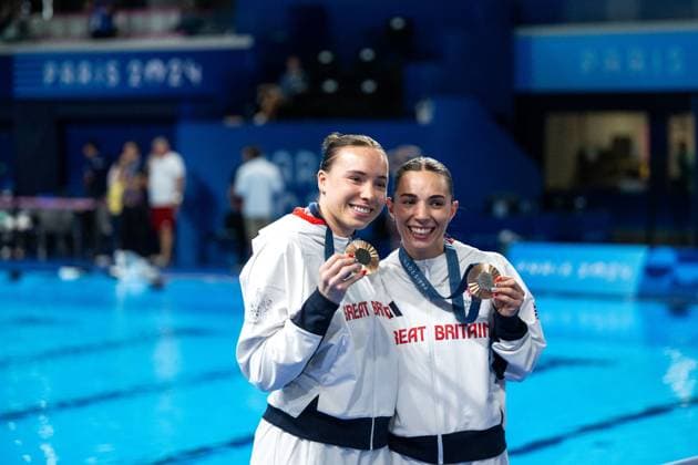 HARPER Yasmin, MEW JENSEN Scarlett (Großbritannien) jubeln bei der Siegerehrung ueber Platz 3 und Bronze Medaille, FRA, Olympische Spiele Paris 2024, Turmspringen, 3 Meter Synchronspringen Damen, Finale, 27.07.2024 FRA, Olympische Spiele Paris 2024, Turmspringen, 3 Meter Synchronspringen Damen, Finale, 27.07.2024 Paris Copyright: xEibner-Pressefoto Memmlerx EP_MMR
