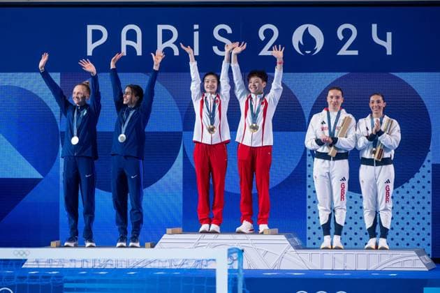 BACON Sarah, COOK Kassidy (USA), CHANG Yani, CHEN Yiwen (Volksrepublik China), HARPER Yasmin, MEW JENSEN Scarlett (Großbritannien) jubeln bei der Siegerehrung auf dem Podium, FRA, Olympische Spiele Paris 2024, Turmspringen, 3 Meter Synchronspringen Damen, Finale, 27.07.2024 FRA, Olympische Spiele Paris 2024, Turmspringen, 3 Meter Synchronspringen Damen, Finale, 27.07.2024 Paris Copyright: xEibner-Pressefoto Memmlerx EP_MMR