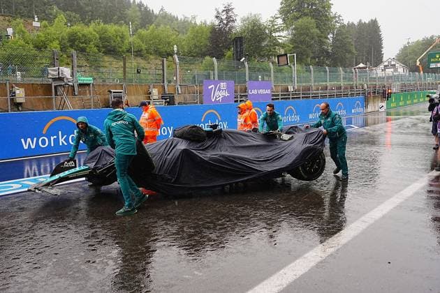 27.07.2024, Circuit de Spa-Francorchamps, Spa-Francorchhamps, Formula 1 Rolex Belgian Grand Prix 2024 , im Bild Mechaniker bringen das kaputte Auto von Lance Stroll (CAN), Aston Martin Aramco Cognizant Formula One Team zurück in die Garage. Defodi-506_20240727_hbr_2491