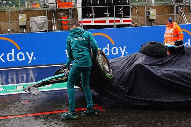 27.07.2024, Circuit de Spa-Francorchamps, Spa-Francorchhamps, Formula 1 Rolex Belgian Grand Prix 2024 , im Bild Mechaniker bringen das kaputte Auto von Lance Stroll (CAN), Aston Martin Aramco Cognizant Formula One Team zurück in die Garage. Defodi-506_20240727_hbr_2506