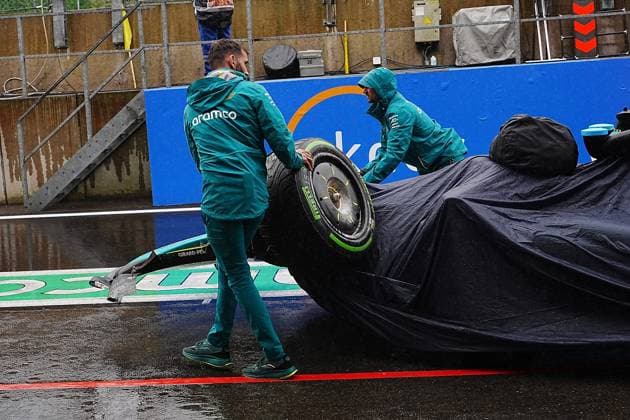 Formula 1 Rolex Belgian Grand Prix 2024 27.07.2024, Circuit de Spa-Francorchamps, Spa-Francorchhamps, Formula 1 Rolex Belgian Grand Prix 2024 , im Bild Mechaniker bringen das kaputte Auto von Lance Stroll (CAN), Aston Martin Aramco Cognizant Formula One Team zurück in die Garage.