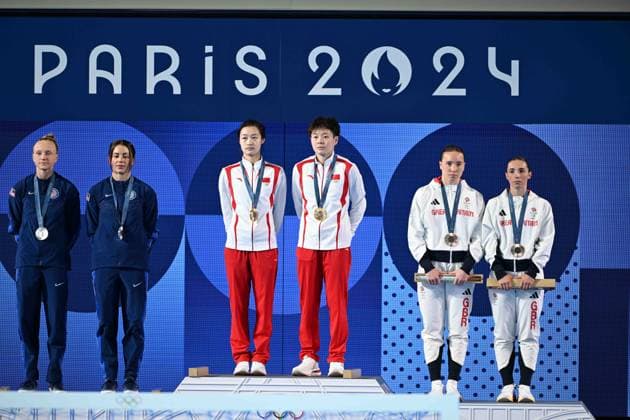 27th July 2024; Paris Olympic Games, Olympische Spiele, Olympia, OS Paris, France, Day 2; Womens 3m synchronised springboard diving final, the podium with Yani Chang and Yiwen Chen of China receiving Gold, Sarah Bacon and Kassidy Cook of USA receiving Silverm Yasmin Harper and Scarlett Mew Jensen Bronze  ActionPlus12672571 SimonxWest
