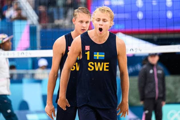 240727 David Ahman of Sweden celebrates during the Beach volleyball, Beachvolleyball match between Sweden and Australia during day 1 of the Paris 2024 Olympic Games, Olympische Spiele, Olympia, OS on July 27, 2024 in Paris. Photo: Ludvig Thunman BILDBYRAN kod LT LT0644 beachvolleyboll beach volleyball sandvolleyball olympic games olympics os ol olympiska spel olympiske leker paris 2024 paris-os paris-ol 1 bbeng jubel Copyright: LUDVIGxTHUNMAN BB240727LT070