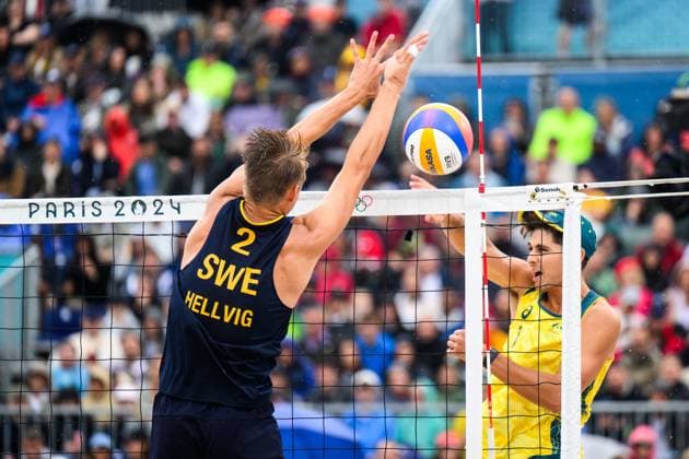 240727 Jonatan Hellvig of Sweden and Mark Nicolaidis of Australia during the Beach volleyball, Beachvolleyball match between Sweden and Australia during day 1 of the Paris 2024 Olympic Games, Olympische Spiele, Olympia, OS on July 27, 2024 in Paris. Photo: Ludvig Thunman BILDBYRAN kod LT LT0644 beachvolleyboll beach volleyball sandvolleyball olympic games olympics os ol olympiska spel olympiske leker paris 2024 paris-os paris-ol 1 bbeng Copyright: LUDVIGxTHUNMAN BB240727LT071
