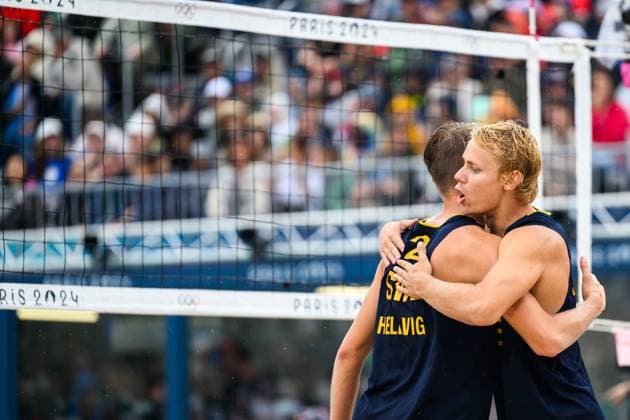 240727 Jonatan Hellvig and David Ahman of Sweden celebrate during the Beach volleyball, Beachvolleyball match between Sweden and Australia during day 1 of the Paris 2024 Olympic Games, Olympische Spiele, Olympia, OS on July 27, 2024 in Paris. Photo: Ludvig Thunman BILDBYRAN kod LT LT0644 beachvolleyboll beach volleyball sandvolleyball olympic games olympics os ol olympiska spel olympiske leker paris 2024 paris-os paris-ol 1 bbeng jubel Copyright: LUDVIGxTHUNMAN BB240727LT073