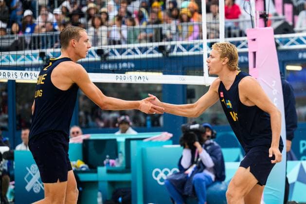 240727 Jonatan Hellvig and David Ahman of Sweden celebrate during the Beach volleyball, Beachvolleyball match between Sweden and Australia during day 1 of the Paris 2024 Olympic Games, Olympische Spiele, Olympia, OS on July 27, 2024 in Paris. Photo: Ludvig Thunman BILDBYRAN kod LT LT0644 beachvolleyboll beach volleyball sandvolleyball olympic games olympics os ol olympiska spel olympiske leker paris 2024 paris-os paris-ol 1 bbeng jubel Copyright: LUDVIGxTHUNMAN BB240727LT074