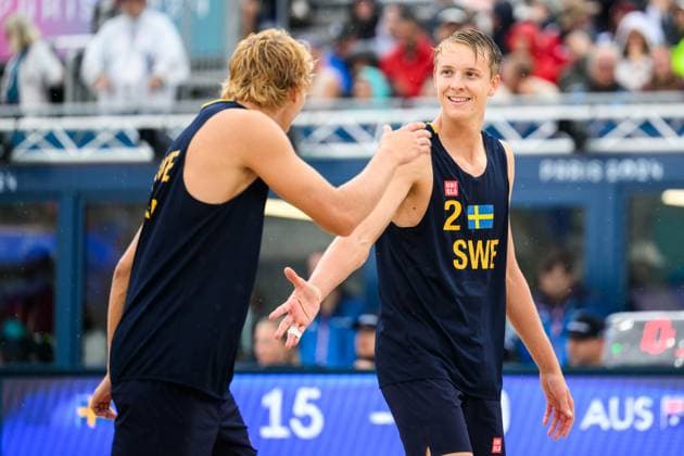240727 Jonatan Hellvig and David Ahman of Sweden celebrate during the Beach volleyball, Beachvolleyball match between Sweden and Australia during day 1 of the Paris 2024 Olympic Games, Olympische Spiele, Olympia, OS on July 27, 2024 in Paris. Photo: Ludvig Thunman BILDBYRAN kod LT LT0644 beachvolleyboll beach volleyball sandvolleyball olympic games olympics os ol olympiska spel olympiske leker paris 2024 paris-os paris-ol 1 bbeng jubel Copyright: LUDVIGxTHUNMAN BB240727LT075