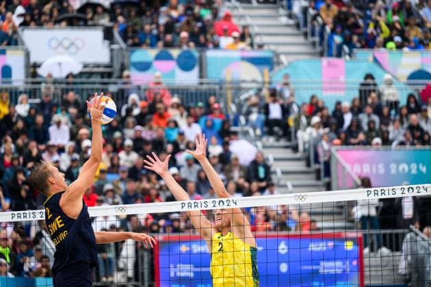 240727 Jonatan Hellvig of Sweden during the Beach volleyball, Beachvolleyball match between Sweden and Australia during day 1 of the Paris 2024 Olympic Games, Olympische Spiele, Olympia, OS on July 27, 2024 in Paris. Photo: Ludvig Thunman BILDBYRAN kod LT LT0644 beachvolleyboll beach volleyball sandvolleyball olympic games olympics os ol olympiska spel olympiske leker paris 2024 paris-os paris-ol 1 bbeng Copyright: LUDVIGxTHUNMAN BB240727LT076