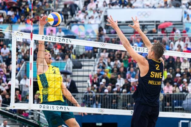 240727 Isaac Carracher of Australia and Jonatan Hellvig of Sweden during the Beach volleyball, Beachvolleyball match between Sweden and Australia during day 1 of the Paris 2024 Olympic Games, Olympische Spiele, Olympia, OS on July 27, 2024 in Paris. Photo: Ludvig Thunman BILDBYRAN kod LT LT0644 beachvolleyboll beach volleyball sandvolleyball olympic games olympics os ol olympiska spel olympiske leker paris 2024 paris-os paris-ol 1 bbeng Copyright: LUDVIGxTHUNMAN BB240727LT077
