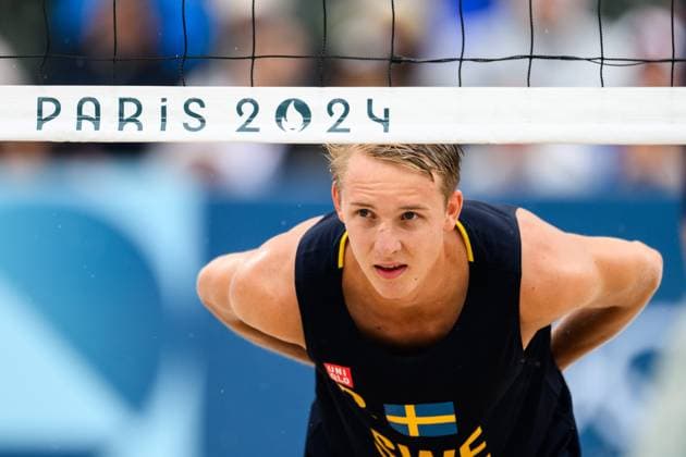 240727 Jonatan Hellvig of Sweden during the Beach volleyball, Beachvolleyball match between Sweden and Australia during day 1 of the Paris 2024 Olympic Games, Olympische Spiele, Olympia, OS on July 27, 2024 in Paris. Photo: Ludvig Thunman BILDBYRAN kod LT LT0644 beachvolleyboll beach volleyball sandvolleyball olympic games olympics os ol olympiska spel olympiske leker paris 2024 paris-os paris-ol 1 bbeng Copyright: LUDVIGxTHUNMAN BB240727LT079