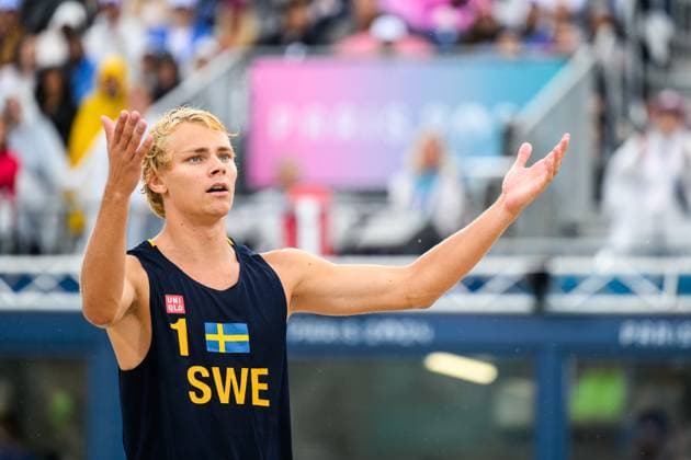 240727 David Ahman of Sweden reacts during the Beach volleyball, Beachvolleyball match between Sweden and Australia during day 1 of the Paris 2024 Olympic Games, Olympische Spiele, Olympia, OS on July 27, 2024 in Paris. Photo: Ludvig Thunman BILDBYRAN kod LT LT0644 beachvolleyboll beach volleyball sandvolleyball olympic games olympics os ol olympiska spel olympiske leker paris 2024 paris-os paris-ol 1 bbeng Copyright: LUDVIGxTHUNMAN BB240727LT081