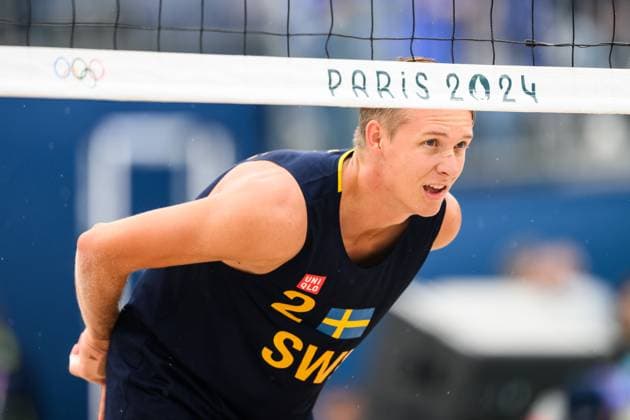 240727 Jonatan Hellvig of Sweden during the Beach volleyball, Beachvolleyball match between Sweden and Australia during day 1 of the Paris 2024 Olympic Games, Olympische Spiele, Olympia, OS on July 27, 2024 in Paris. Photo: Ludvig Thunman BILDBYRAN kod LT LT0644 beachvolleyboll beach volleyball sandvolleyball olympic games olympics os ol olympiska spel olympiske leker paris 2024 paris-os paris-ol 1 bbeng Copyright: LUDVIGxTHUNMAN BB240727LT083