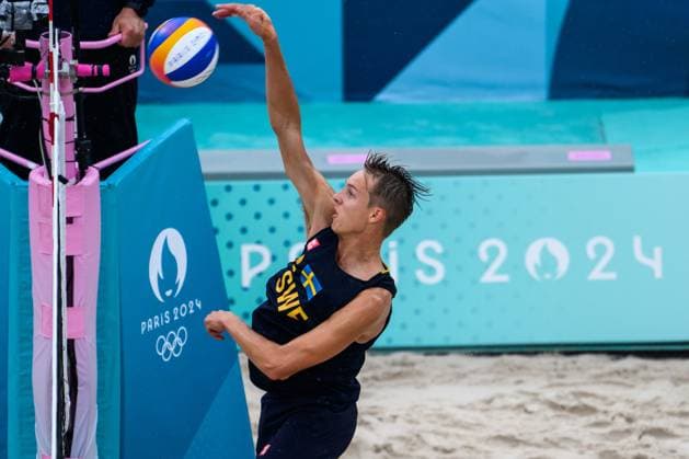 240727 Jonatan Hellvig of Sweden during the Beach volleyball, Beachvolleyball match between Sweden and Australia during day 1 of the Paris 2024 Olympic Games, Olympische Spiele, Olympia, OS on July 27, 2024 in Paris. Photo: Ludvig Thunman BILDBYRAN kod LT LT0644 beachvolleyboll beach volleyball sandvolleyball olympic games olympics os ol olympiska spel olympiske leker paris 2024 paris-os paris-ol 1 bbeng Copyright: LUDVIGxTHUNMAN BB240727LT089