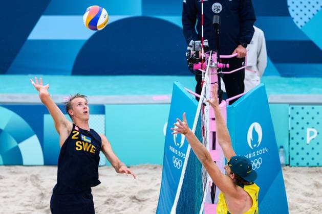 240727 Jonatan Hellvig of Sweden during the Beach volleyball, Beachvolleyball match between Sweden and Australia during day 1 of the Paris 2024 Olympic Games, Olympische Spiele, Olympia, OS on July 27, 2024 in Paris. Photo: Ludvig Thunman BILDBYRAN kod LT LT0644 beachvolleyboll beach volleyball sandvolleyball olympic games olympics os ol olympiska spel olympiske leker paris 2024 paris-os paris-ol 1 bbeng Copyright: LUDVIGxTHUNMAN BB240727LT090