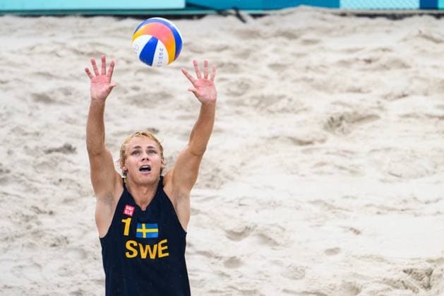 240727 David Ahman of Sweden during the Beach volleyball, Beachvolleyball match between Sweden and Australia during day 1 of the Paris 2024 Olympic Games, Olympische Spiele, Olympia, OS on July 27, 2024 in Paris. Photo: Ludvig Thunman BILDBYRAN kod LT LT0644 beachvolleyboll beach volleyball sandvolleyball olympic games olympics os ol olympiska spel olympiske leker paris 2024 paris-os paris-ol 1 bbeng Copyright: LUDVIGxTHUNMAN BB240727LT092