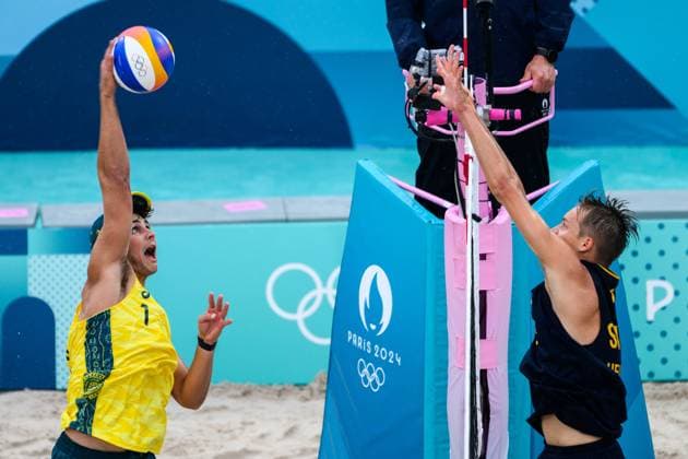 240727 Mark Nicolaidis of Australia and Jonatan Hellvig of Sweden during the Beach volleyball, Beachvolleyball match between Sweden and Australia during day 1 of the Paris 2024 Olympic Games, Olympische Spiele, Olympia, OS on July 27, 2024 in Paris. Photo: Ludvig Thunman BILDBYRAN kod LT LT0644 beachvolleyboll beach volleyball sandvolleyball olympic games olympics os ol olympiska spel olympiske leker paris 2024 paris-os paris-ol 1 bbeng Copyright: LUDVIGxTHUNMAN BB240727LT093