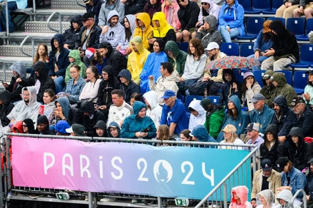 240727 Spectators in the stands during the Beach volleyball, Beachvolleyball match between Sweden and Australia during day 1 of the Paris 2024 Olympic Games, Olympische Spiele, Olympia, OS on July 27, 2024 in Paris. Photo: Ludvig Thunman BILDBYRAN kod LT LT0644 beachvolleyboll beach volleyball sandvolleyball olympic games olympics os ol olympiska spel olympiske leker paris 2024 paris-os paris-ol 1 bbeng publik Copyright: LUDVIGxTHUNMAN BB240727LT094