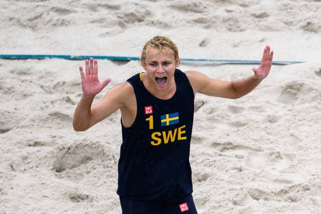 240727 David Ahman of Sweden celebrates during the Beach volleyball, Beachvolleyball match between Sweden and Australia during day 1 of the Paris 2024 Olympic Games, Olympische Spiele, Olympia, OS on July 27, 2024 in Paris. Photo: Ludvig Thunman BILDBYRAN kod LT LT0644 beachvolleyboll beach volleyball sandvolleyball olympic games olympics os ol olympiska spel olympiske leker paris 2024 paris-os paris-ol 1 bbeng jubel Copyright: LUDVIGxTHUNMAN BB240727LT087