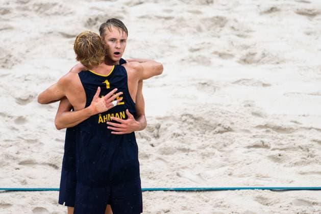 240727 David Ahman and Jonatan Hellvig of Sweden celebrate during the Beach volleyball, Beachvolleyball match between Sweden and Australia during day 1 of the Paris 2024 Olympic Games, Olympische Spiele, Olympia, OS on July 27, 2024 in Paris. Photo: Ludvig Thunman BILDBYRAN kod LT LT0644 beachvolleyboll beach volleyball sandvolleyball olympic games olympics os ol olympiska spel olympiske leker paris 2024 paris-os paris-ol 1 bbeng jubel Copyright: LUDVIGxTHUNMAN BB240727LT091