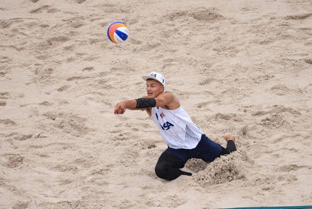 JO Paris 2024. Météo sur Volleyball de Plage (Beach Volley) JEUX OLYMPICS PARIS 2024 PHOTOPQR LE PARISIEN Olivier Arandel ; Paris ; 27 07 2024 ; 27 07 2024 - Paris -JO Paris 2024 - Épreuves de Volleyball de plage (Beach Volley) - Vue sur la Tour Eiffel sous une météo pluvieuses - (USA - CUBA) Partain Benesh (en blanc) contre Diaz Alayo (en bleu)- Arena Champs de Mars - Site de la Tour Eiffel - LP Olivier Arandel - The Paris 2024 Summer Olympic Games, Olympische Spiele, Olympia, OS (Jul 26-Aug 11, 2024). Beach volleyball, Beachvolleyball - MEN S PRELIMINARY PHASE - POOL D MATCH 10 USE VS CUBA
