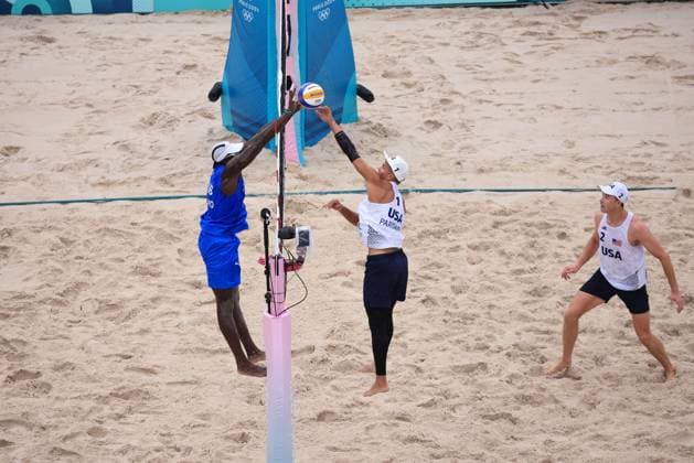 JO Paris 2024. Météo sur Volleyball de Plage (Beach Volley) JEUX OLYMPICS PARIS 2024 PHOTOPQR LE PARISIEN Olivier Arandel ; Paris ; 27 07 2024 ; 27 07 2024 - Paris -JO Paris 2024 - Épreuves de Volleyball de plage (Beach Volley) - Vue sur la Tour Eiffel sous une météo pluvieuses - (USA - CUBA) Partain Benesh (en blanc) contre Diaz Alayo (en bleu)- Arena Champs de Mars - Site de la Tour Eiffel - LP Olivier Arandel - The Paris 2024 Summer Olympic Games, Olympische Spiele, Olympia, OS (Jul 26-Aug 11, 2024). Beach volleyball, Beachvolleyball - MEN S PRELIMINARY PHASE - POOL D MATCH 10 USE VS CUBA