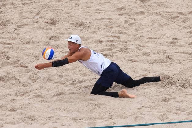 JO Paris 2024. Météo sur Volleyball de Plage (Beach Volley) JEUX OLYMPICS PARIS 2024 PHOTOPQR LE PARISIEN Olivier Arandel ; Paris ; 27 07 2024 ; 27 07 2024 - Paris -JO Paris 2024 - Épreuves de Volleyball de plage (Beach Volley) - Vue sur la Tour Eiffel sous une météo pluvieuses - (USA - CUBA) Partain Benesh (en blanc) contre Diaz Alayo (en bleu)- Arena Champs de Mars - Site de la Tour Eiffel - LP Olivier Arandel - The Paris 2024 Summer Olympic Games, Olympische Spiele, Olympia, OS (Jul 26-Aug 11, 2024). Beach volleyball, Beachvolleyball - MEN S PRELIMINARY PHASE - POOL D MATCH 10 USE VS CUBA