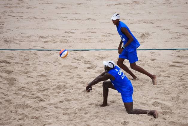 JO Paris 2024. Météo sur Volleyball de Plage (Beach Volley) JEUX OLYMPICS PARIS 2024 PHOTOPQR LE PARISIEN Olivier Arandel ; Paris ; 27 07 2024 ; 27 07 2024 - Paris -JO Paris 2024 - Épreuves de Volleyball de plage (Beach Volley) - Vue sur la Tour Eiffel sous une météo pluvieuses - (USA - CUBA) Partain Benesh (en blanc) contre Diaz Alayo (en bleu)- Arena Champs de Mars - Site de la Tour Eiffel - LP Olivier Arandel - The Paris 2024 Summer Olympic Games, Olympische Spiele, Olympia, OS (Jul 26-Aug 11, 2024). Beach volleyball, Beachvolleyball - MEN S PRELIMINARY PHASE - POOL D MATCH 10 USE VS CUBA