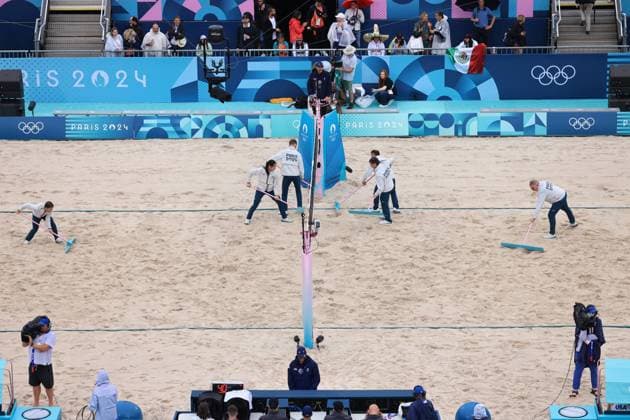 JO Paris 2024. Météo sur Volleyball de Plage (Beach Volley) JEUX OLYMPICS PARIS 2024 PHOTOPQR LE PARISIEN Olivier Arandel ; Paris ; 27 07 2024 ; 27 07 2024 - Paris -JO Paris 2024 - Épreuves de Volleyball de plage (Beach Volley) - Vue sur la Tour Eiffel sous une météo pluvieuses - (USA - CUBA) Partain Benesh (en blanc) contre Diaz Alayo (en bleu)- Arena Champs de Mars - Site de la Tour Eiffel - LP Olivier Arandel - The Paris 2024 Summer Olympic Games, Olympische Spiele, Olympia, OS (Jul 26-Aug 11, 2024). Beach volleyball, Beachvolleyball - MEN S PRELIMINARY PHASE - POOL D MATCH 10 USE VS CUBA