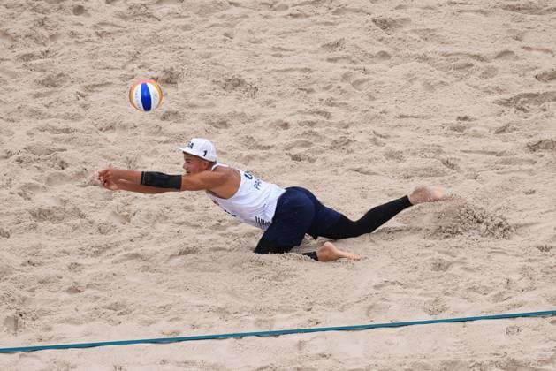 JO Paris 2024. Météo sur Volleyball de Plage (Beach Volley) JEUX OLYMPICS PARIS 2024 PHOTOPQR LE PARISIEN Olivier Arandel ; Paris ; 27 07 2024 ; 27 07 2024 - Paris -JO Paris 2024 - Épreuves de Volleyball de plage (Beach Volley) - Vue sur la Tour Eiffel sous une météo pluvieuses - (USA - CUBA) Partain Benesh (en blanc) contre Diaz Alayo (en bleu)- Arena Champs de Mars - Site de la Tour Eiffel - LP Olivier Arandel - The Paris 2024 Summer Olympic Games, Olympische Spiele, Olympia, OS (Jul 26-Aug 11, 2024). Beach volleyball, Beachvolleyball - MEN S PRELIMINARY PHASE - POOL D MATCH 10 USE VS CUBA