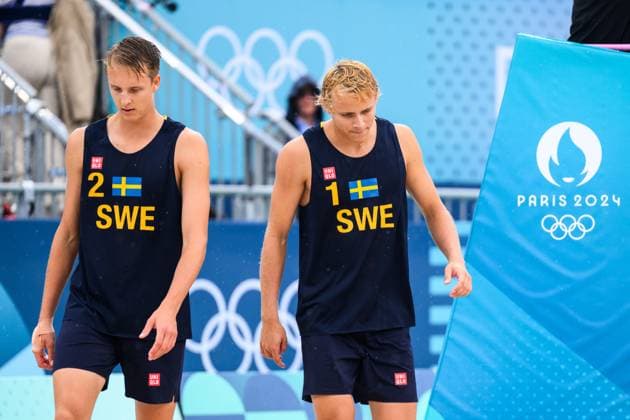 240727 Jonatan Hellvig and David Ahman of Sweden looks dejected during the Beach volleyball, Beachvolleyball match between Sweden and Australia during day 1 of the Paris 2024 Olympic Games, Olympische Spiele, Olympia, OS on July 27, 2024 in Paris. Photo: Ludvig Thunman BILDBYRAN kod LT LT0644 beachvolleyboll beach volleyball sandvolleyball olympic games olympics os ol olympiska spel olympiske leker paris 2024 paris-os paris-ol 1 bbeng depp Copyright: LUDVIGxTHUNMAN BB240727LT100