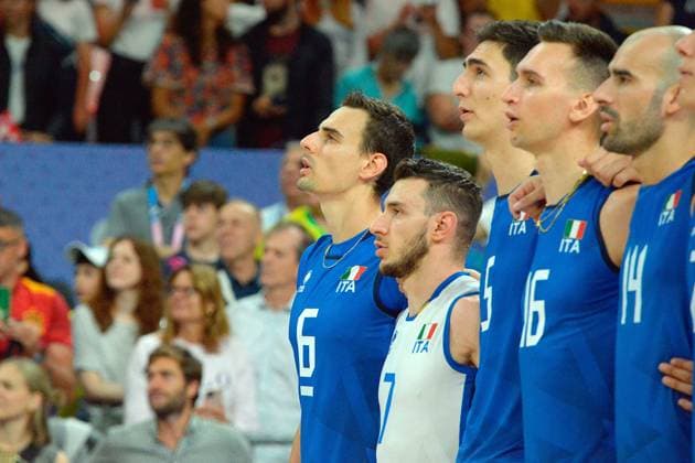 Sport Bilder des Tages Olympic Games, Olympische Spiele, Olympia, OS Paris 2024 - Men s volleyball - Italy vs Brazil italy National Anthem during Men s volleyball - Italy vs Brazil, Olympic Games Paris 2024 in Paris, France, July 27 2024 Paris France  Copyright: xIPAxSport ABACAx