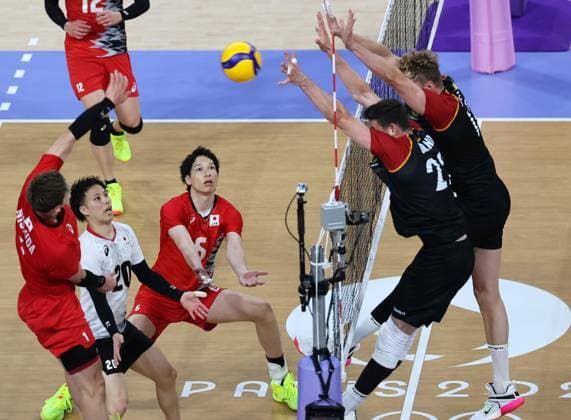 (240727) -- PARIS, July 27, 2024 -- Yuji Nishida (L) of Japan competes during the men s preliminary round volleyball match between Germany and Japan in Paris, France, on July 27, 2024. Li Gang) (PARIS2024)FRANCE-PARIS-VOLLEYBALL-MEN S PRELIMINARY ROUND ligang 
