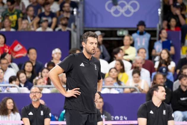 Bundestrainer Michal WINIARSKI (GER, mi.) mit konzentriertem Blick, aufmerksam, Konzentration; Volleyball Maenner Japan (JPN) vs Deutschland (GER), Endstand 2-3, Vorrunde Gruppe C, Spiel 1, am 27.07.2024, Olympische Spiele Paris 2024 Frankreich; Â