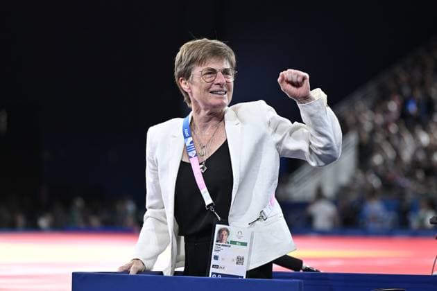 PARIS, FRANKRIKE 20240727 Tränaren Jane Bridge knyter näven efter att Sveriges Tara Babulfath besegrat Abiba Abuzjakynova fran Kazakstan i damernas bronsmatch i judo (-48 kg) i Champ-de-Mars Arena under sommar-OS-i Paris. PARIS FRANKRIKE x10060x